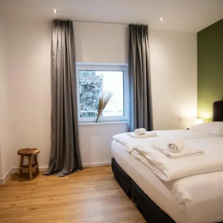 Q-Stall Apartments, Apartment Q2
